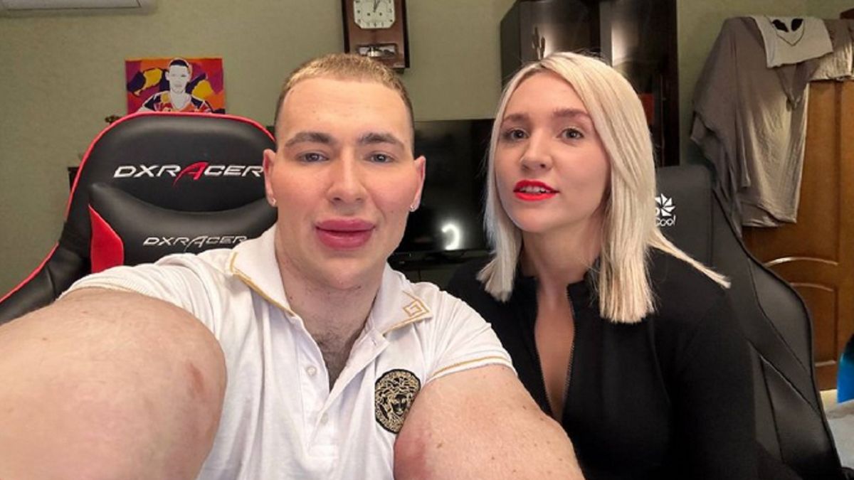 Rosjanin jest aktywny na Telegramie. Mimo wydatnych policzków i wielkich ust nagraniami próbuje udowodnić swoją męskość