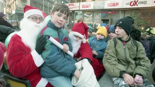 Katowice: Święty Mikołaj 26 lat temu. Tłum dzieciaków, prezenty i... prezydent z rózgą. Zobacz archiwalne zdjęcia