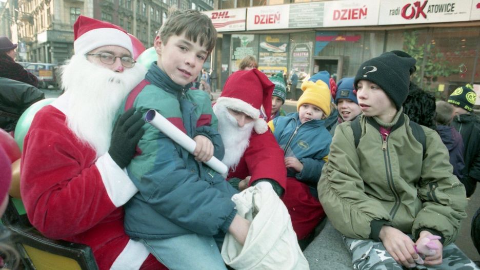 Święty Mikołaj 26 lat temu przyleciał do Katowic. Mikołajki w 1999 roku miały klimat epoki