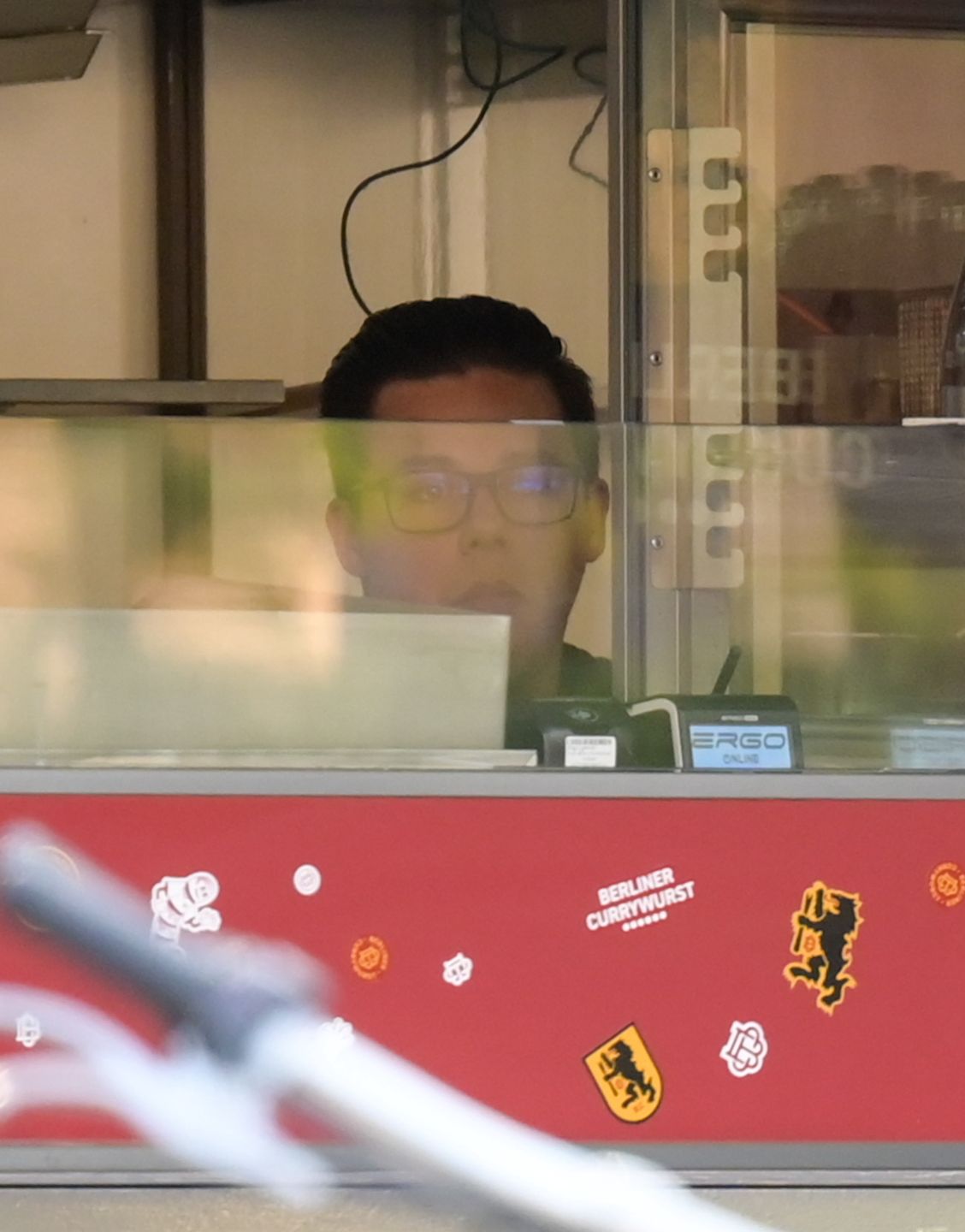 Allan Krupa sprzedaje kiełbaski w food trucku