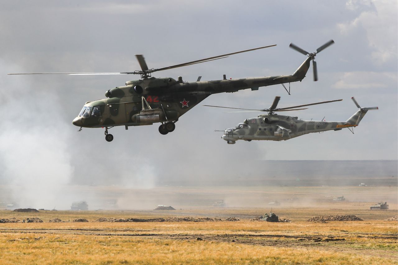 Śmigłowce Mi-8 i Mi-24 podczas ćwiczeń w Rosji