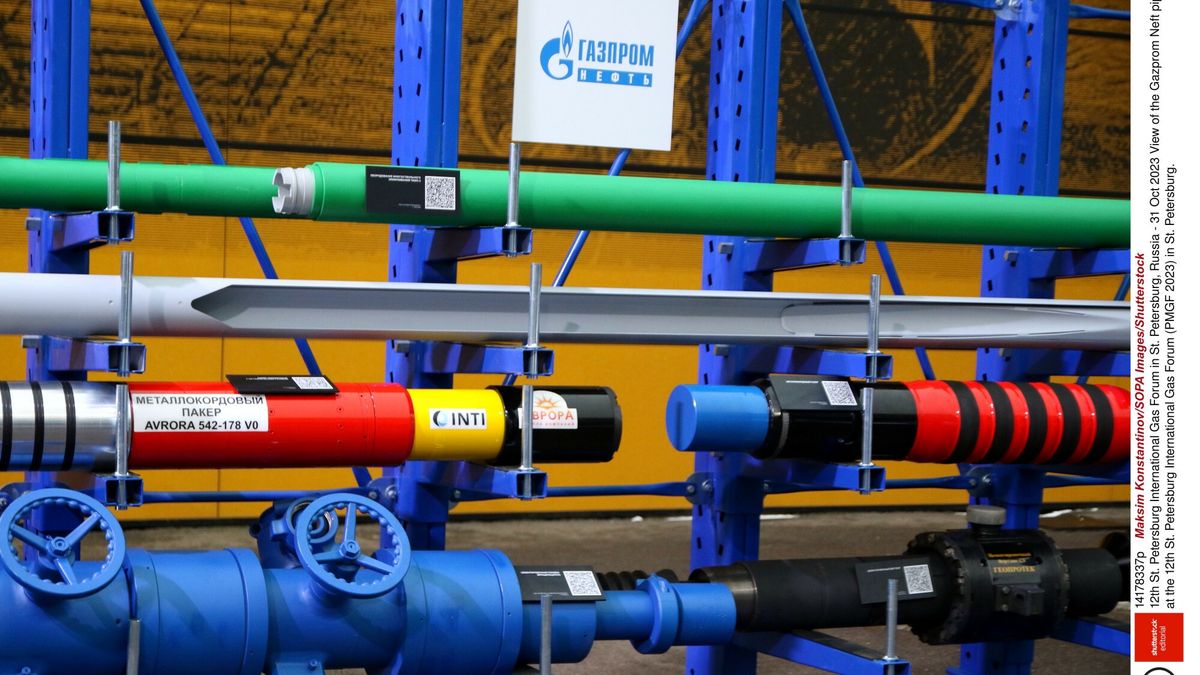 12. forum gazowe w Petersburgu
Mandatory Credit: Photo by Maksim Konstantinov/SOPA Images/Shutterstock (14178337p)
View of the Gazprom Neft pipeline at the 12th St. Petersburg International Gas Forum (PMGF 2023) in St. Petersburg.
12th St. Petersburg International Gas Forum in St. Petersburg, Russia - 31 Oct 2023
Maksim Konstantinov/SOPA Images/Shutterstock