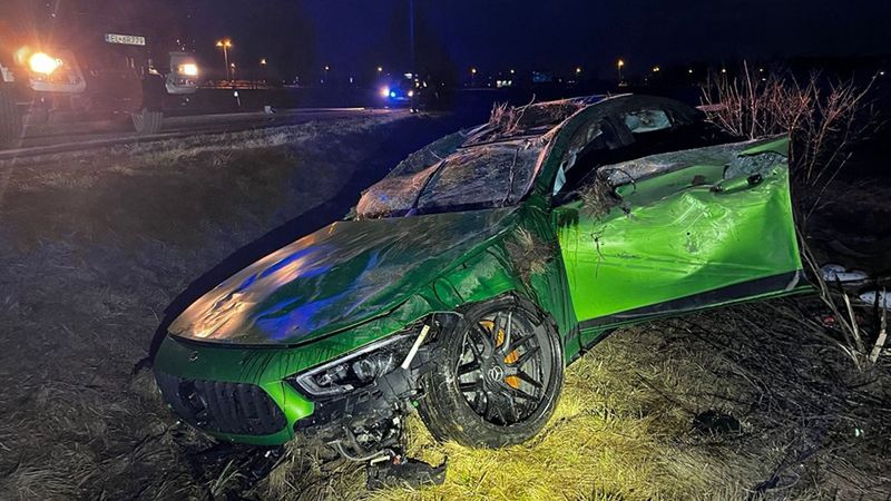23-latek rozbił auto warte fortunę. Był nietrzeźwy