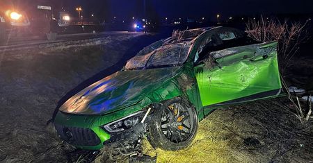 Dachowanie na A1. 23-latek rozbił auto warte fortunę