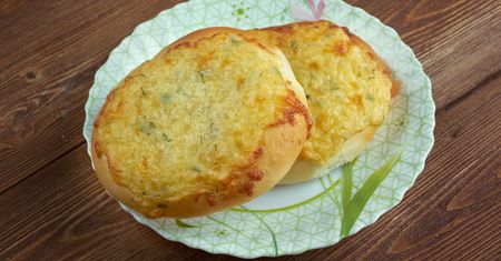 Pizza odejdzie w niepamięć. Czas na złociste drożdżowe bułeczki z nietypowym nadzieniem