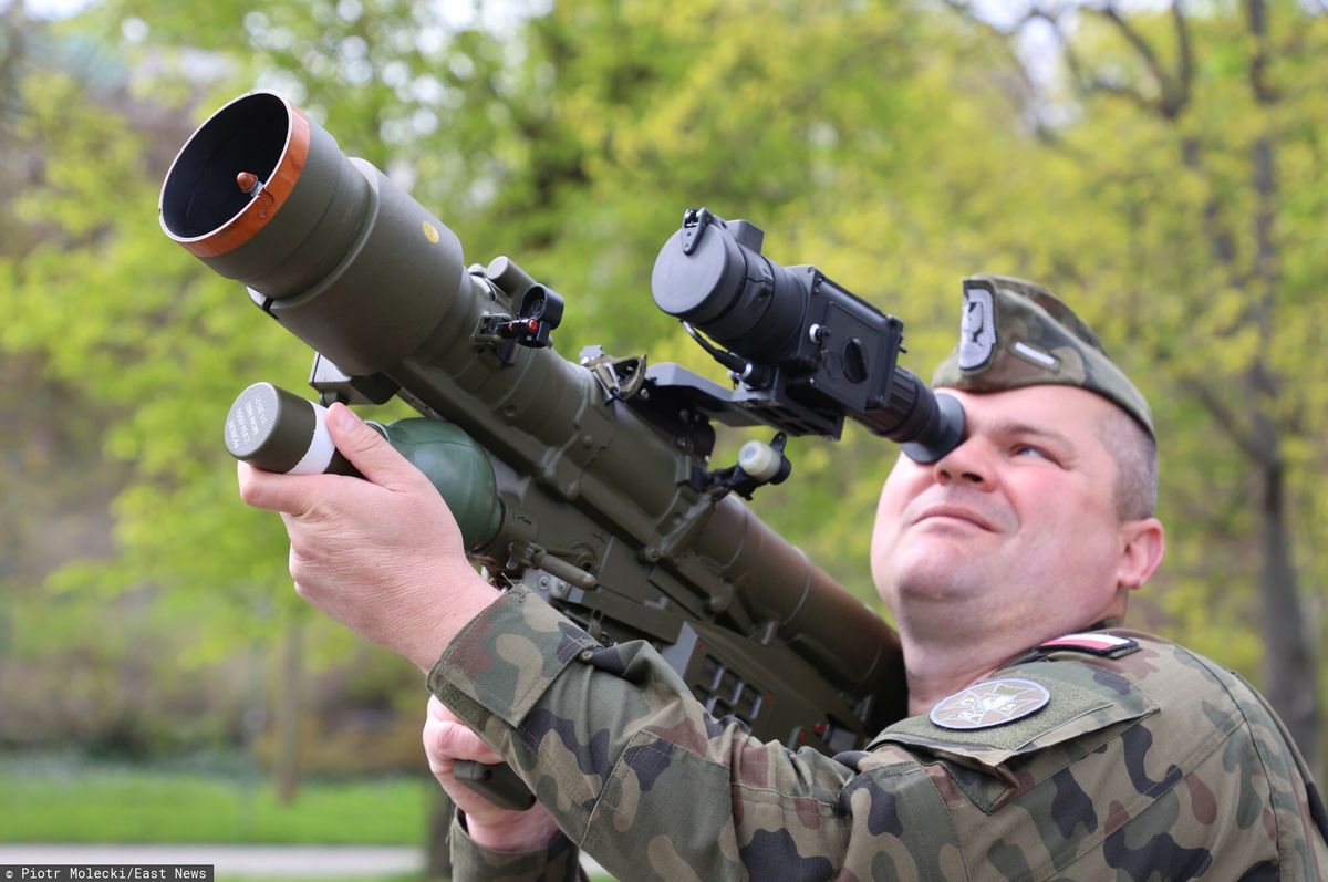Polski żołnierz z makietą zestawu rakietowego Piorun