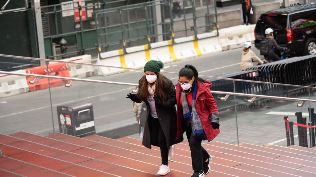 Koronawirus. Polacy zastanawiają się, czy mogą wyjść na spacer