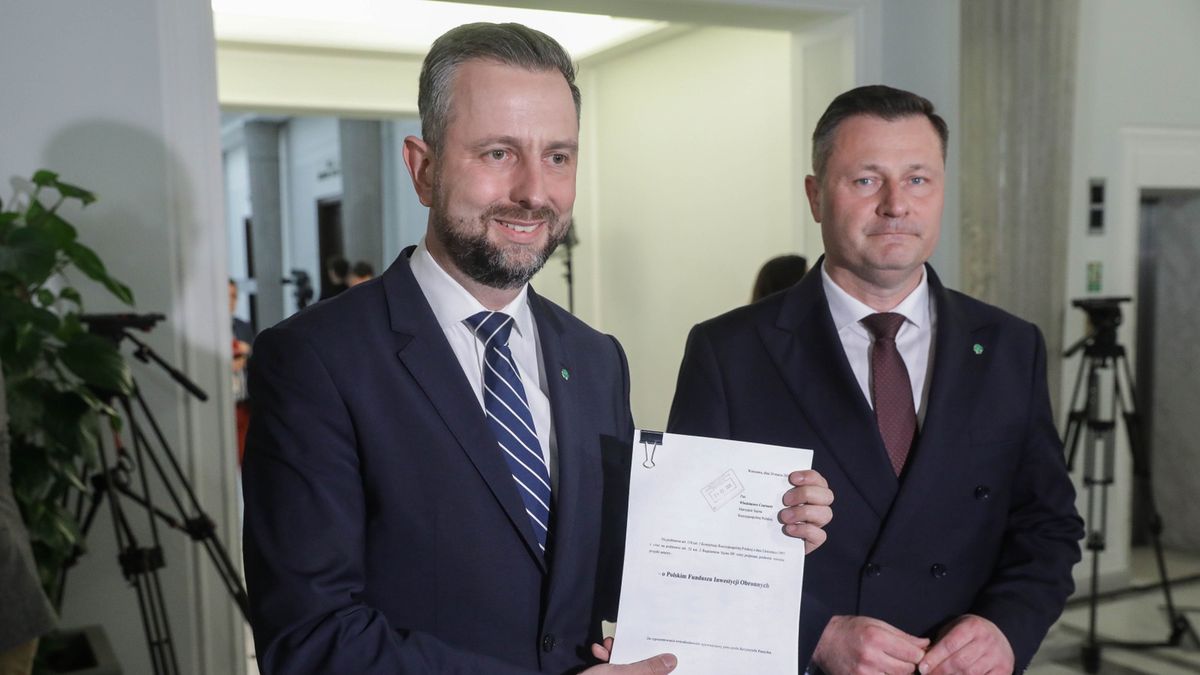 Wicepremier Władysław Kosiniak-Kamysz (L) i poseł Krzysztof Pasz