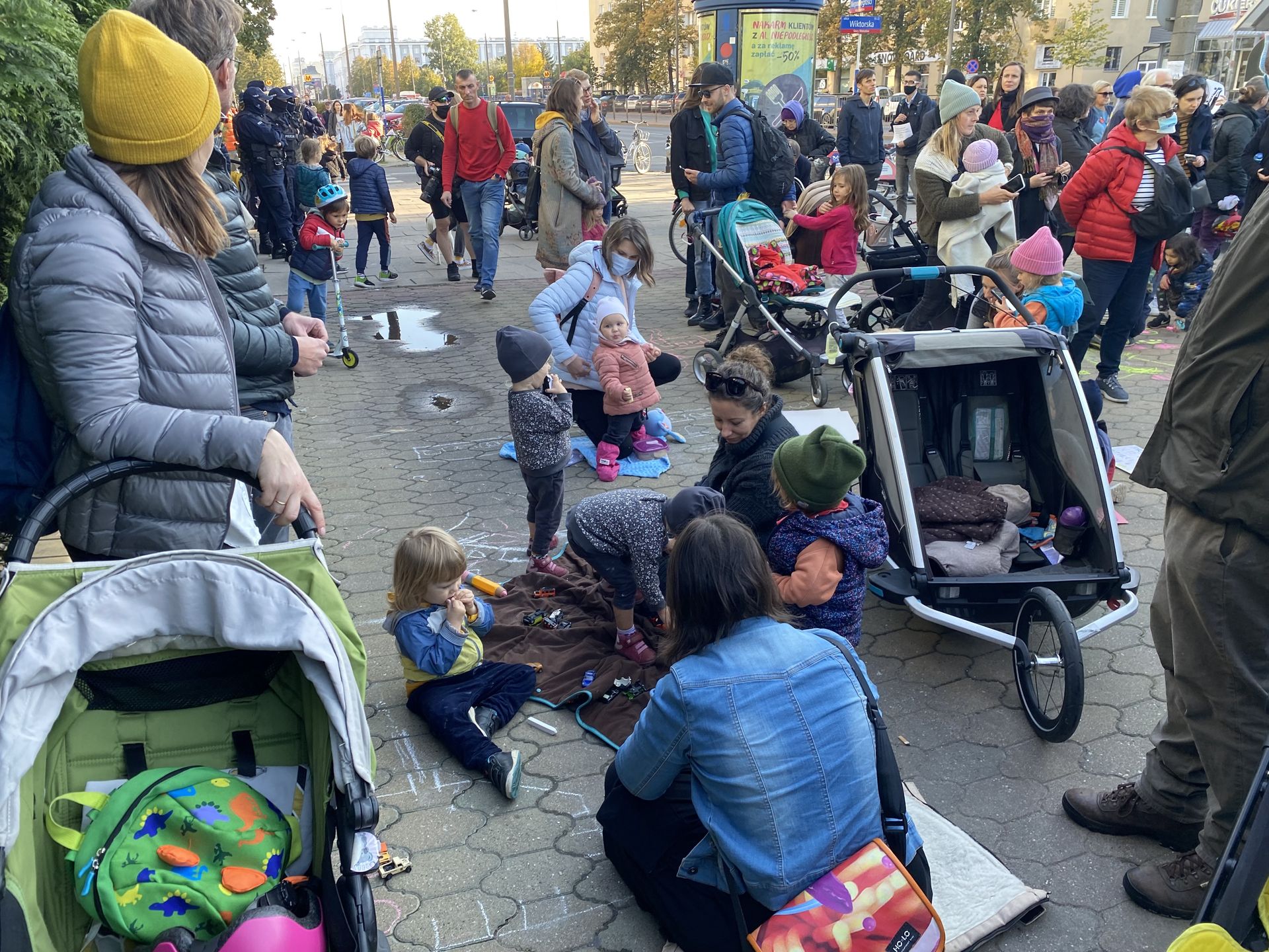 Warszawa. Takie demonstracje, na które stawiać się będą całe rodziny z dziećmi, by "pokoczować" przez godzinę przed siedzibą Straży Granicznej, odbywać się będą codziennie przez tydzień. Organizatorzy liczą, że to da do myślenia rządzącym (Barbara KwiatkowsKA)