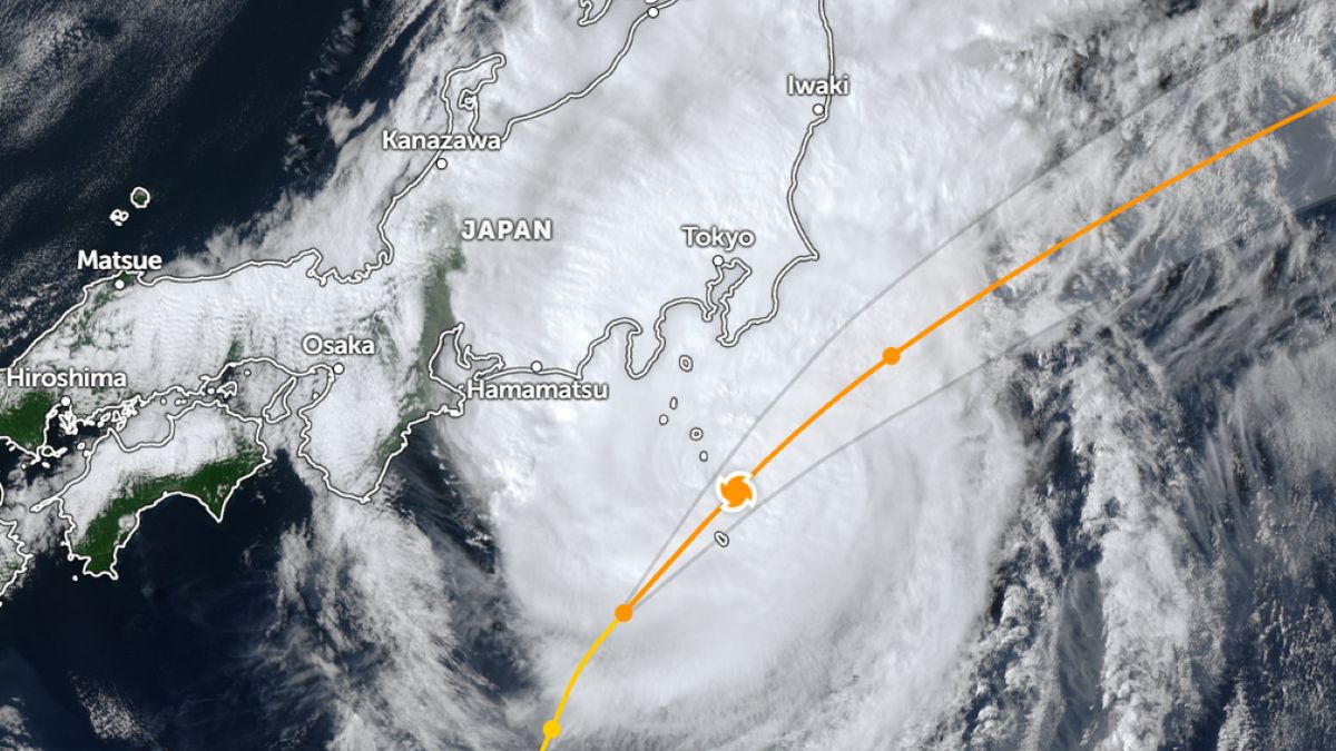 Tajfun Dujuan zbliża się do wschodniego wybrzeża Japonii
