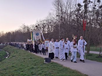 Radom: Rezurekcja w parafii św. Rafała Kalinowskiego. Tłumy wiernych
