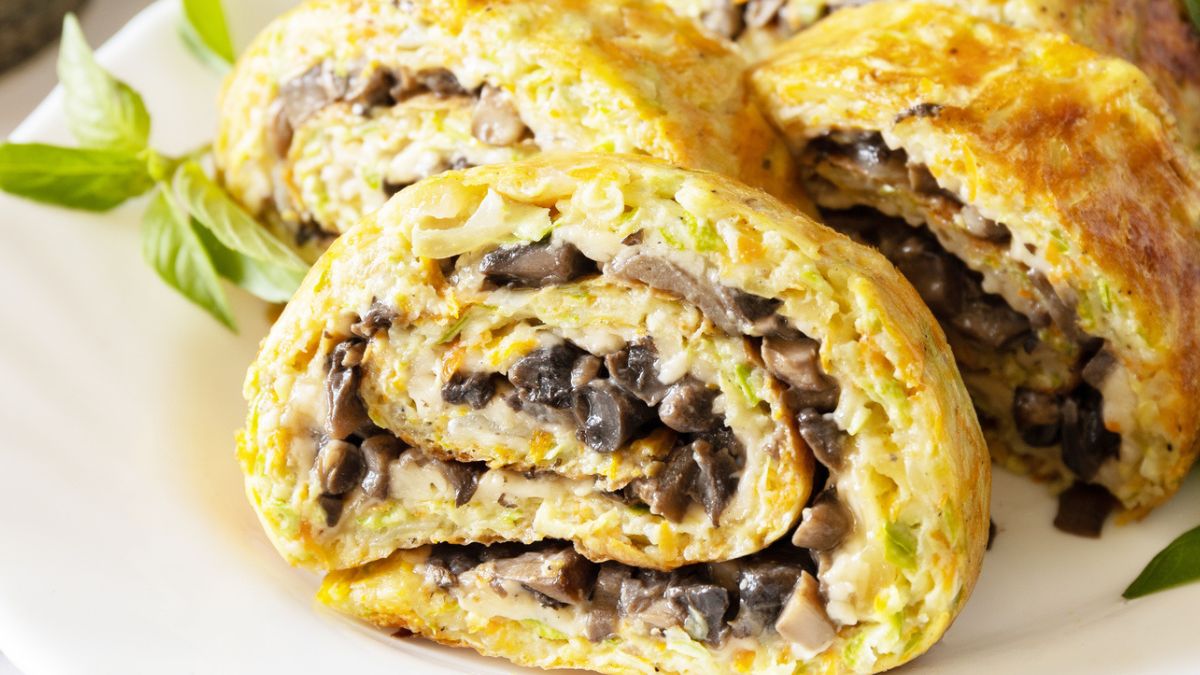 Zetrzyj cukinię i zrób roladę z obłędnym farszem. Na lato nie ma lepszej przekąski