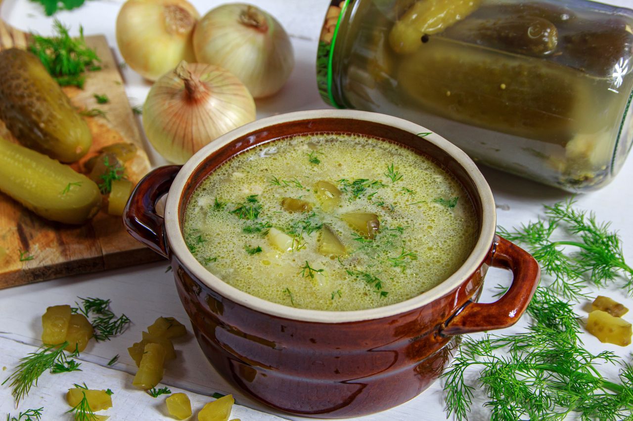 Zupa ogórkowa z ryżem. Przepis Grażyny, który każdy powinien znać