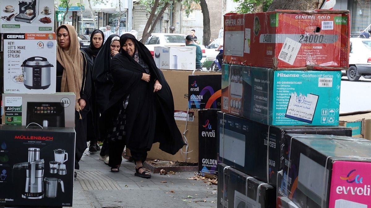Iranians go shopping at a home appliance market in Tehran, Iran, 27 April 2026. People are struggling with the impact of a severe economic crisis and high inflation, fueled by the ongoing geopolitical tensions between Iran, Israel, and the United States. EPA/ABEDIN TAHERKENAREH Dostawca: PAP/EPA.