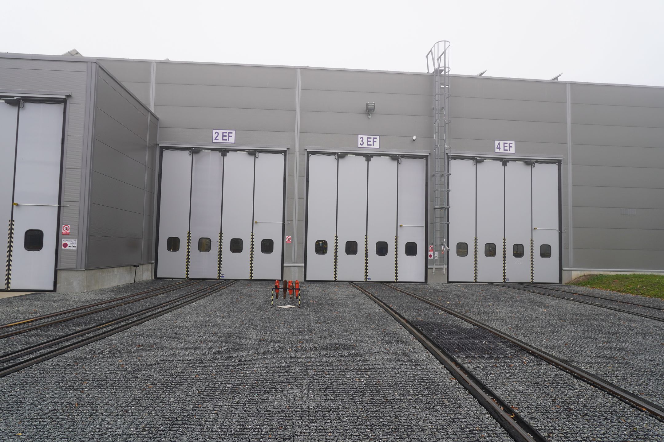 Budynek i tory do testów