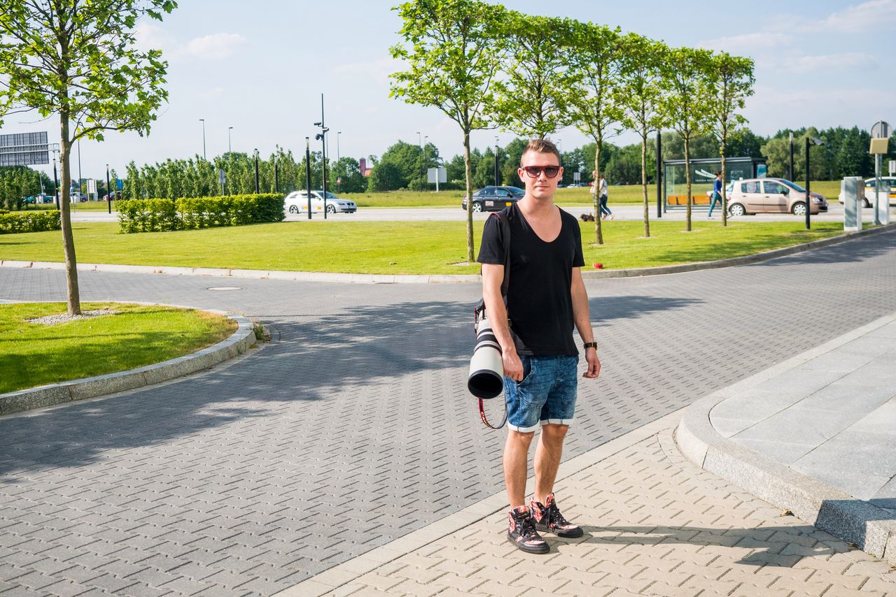 Chodząc po terenie lotniska, czułem na sobie wiele dociekliwych spojrzeń