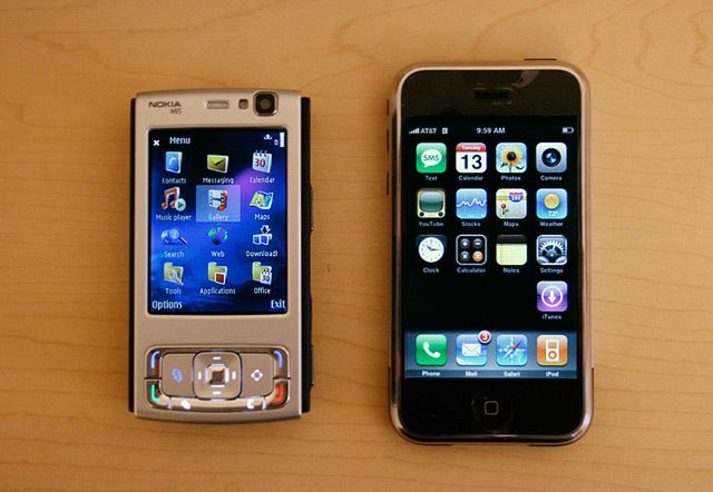 iPhone zyskuje, klasyczne telefony tracą (fot. blog.mandalatv.net)