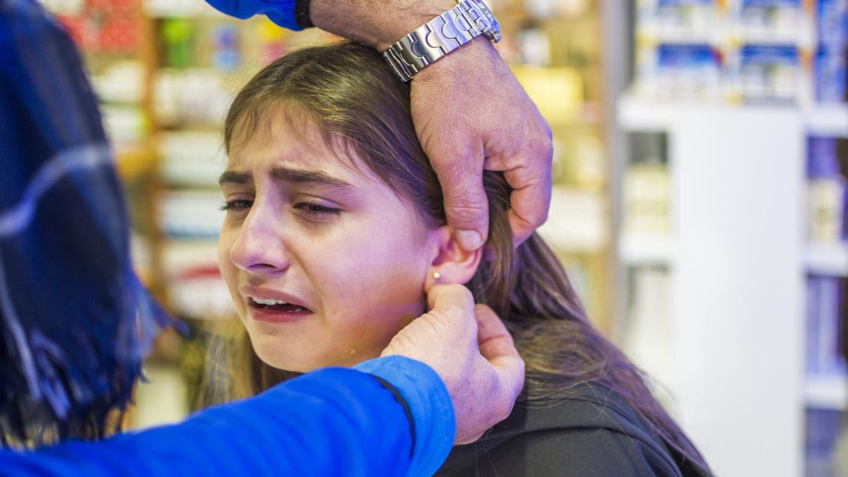 Piercing w prezencie komunijnym. "Do przekłuć trzeba dojrzeć"