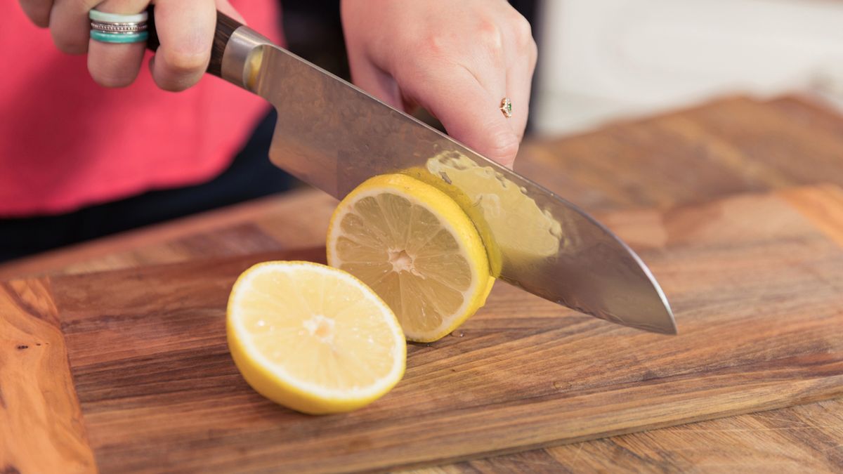 Witamina C pełni odgrywa ważną rolę w organizmie człowieka, m.in. wzmacnia odporność organizmu.