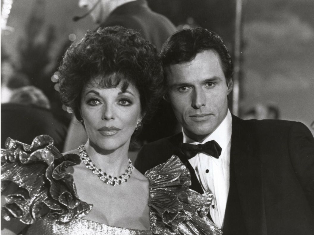 Joan Collins i Michael Nader na planie serialu "Dynastia", 1986 (East News)