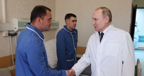 Putin przebrany za lekarza odwiedził rannych żołnierzy. "Wszyscy są bohaterami"
