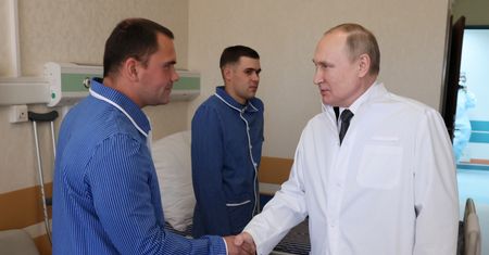 Putin przebrany za lekarza odwiedził rannych żołnierzy. "Wszyscy są bohaterami"