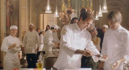 Roger Federer daje kuchenny popis w reklamie makaronów Barilla