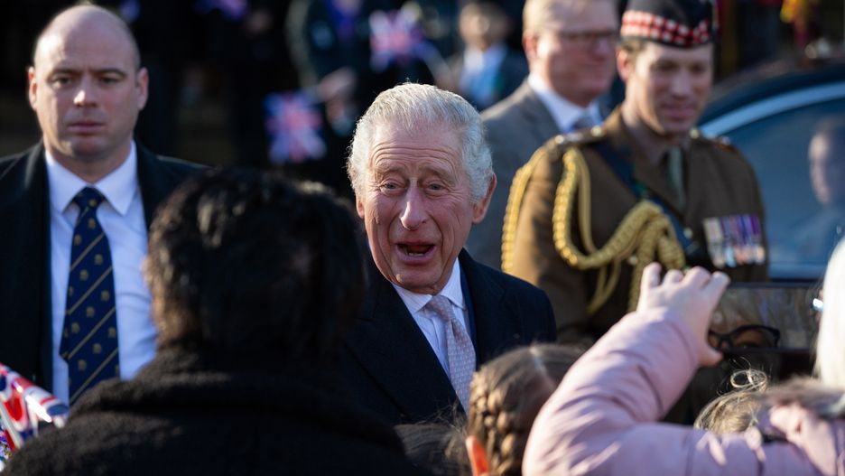 Britain's King Charles and Queen Consort visit Bolton
epa10418201 Britain's King Charles III (C) greets members of the public outside Bolton Town Hall in Bolton, Britain, 20 January 2023. The royal couple met representatives from the community in Bolton including Bolton Asian Elders, Bolton's Polish community and the Association of Ukrainians in Britain.  EPA/ADAM VAUGHAN 
Dostawca: PAP/EPA.
ADAM VAUGHAN