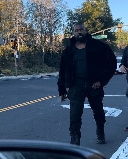 Kanye West został oskarżony o NAPAŚĆ