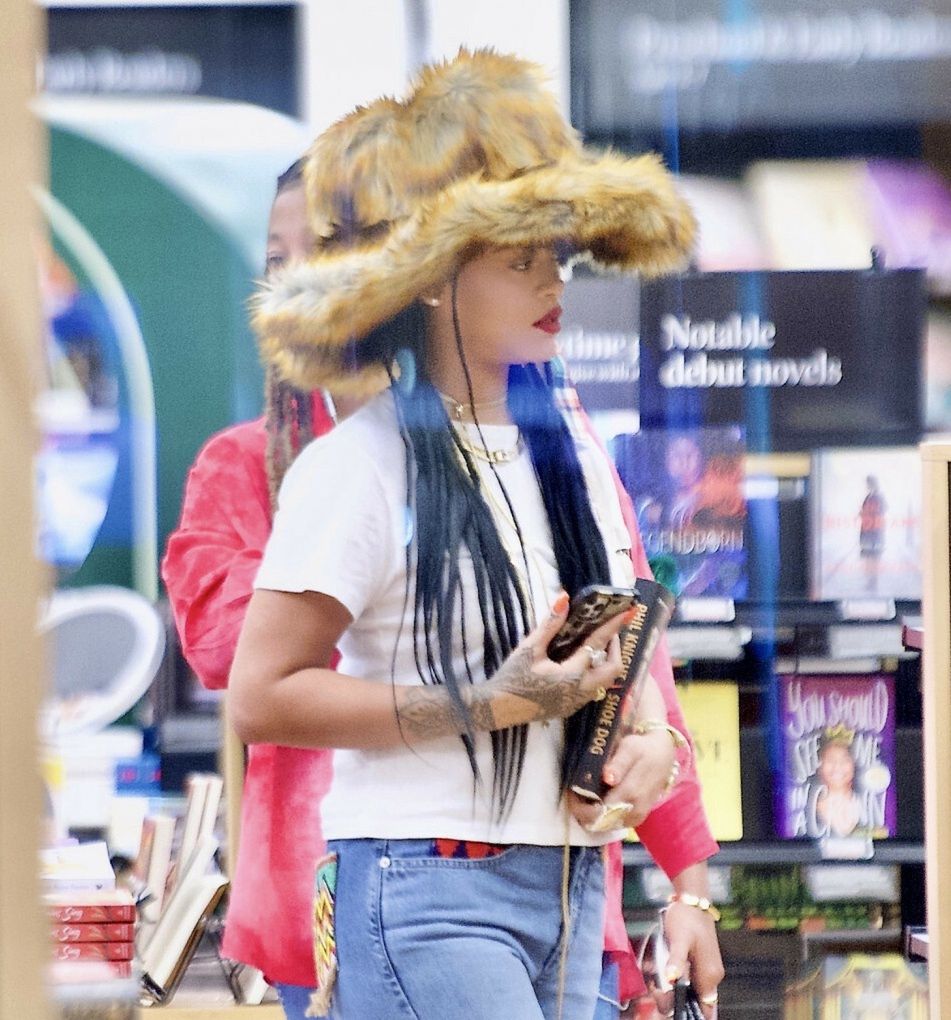 Rihanna na zakupach w księgarni