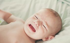 Wymioty u niemowlaka - przyczyny i sposób postępowania