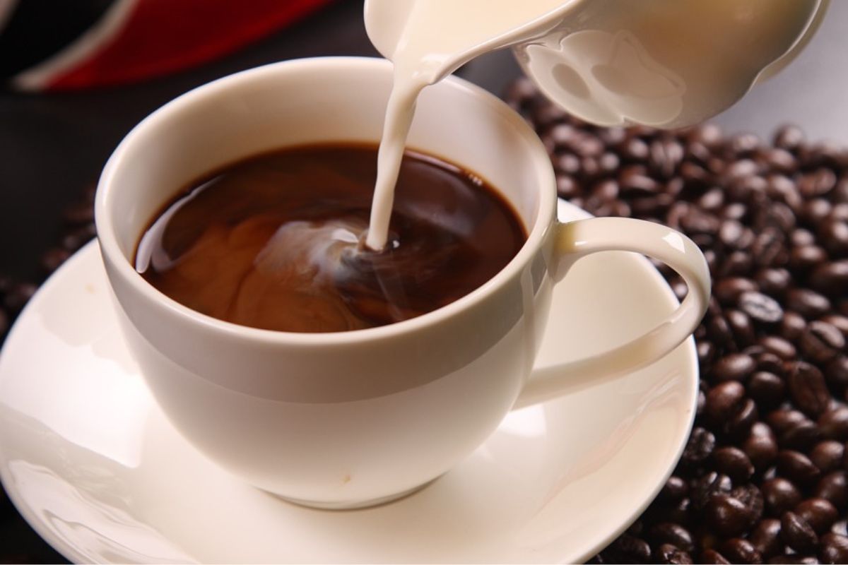 Młody zawodnik futbolu amerykańskiego promuje kawę z dodatkiem majonezu