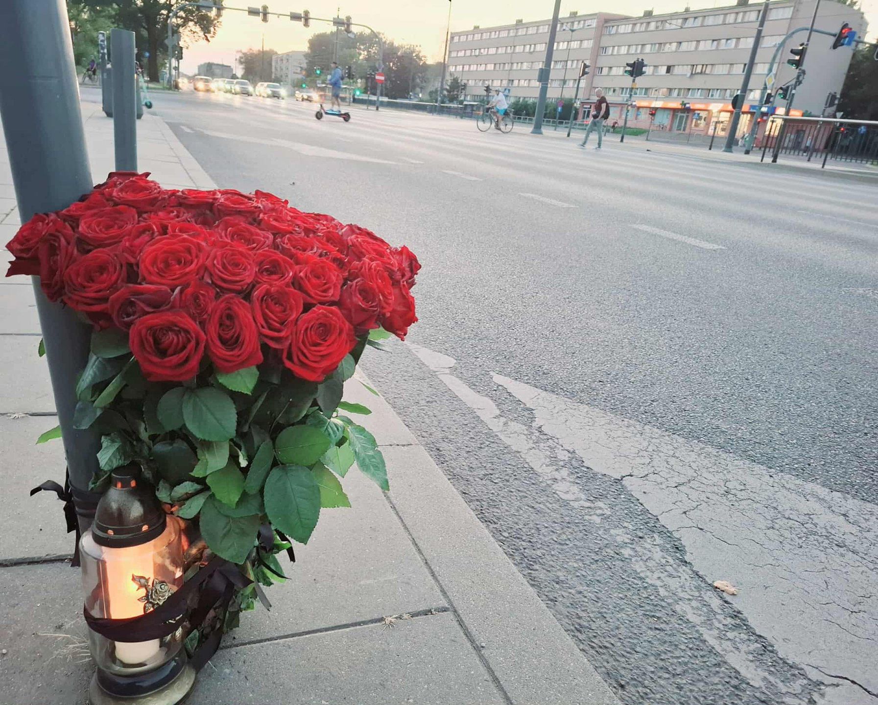 Dwa lata po śmierci 19-latka w miejscu wypadku płonie znicz. Bliscy przynieśli bukiet róż...