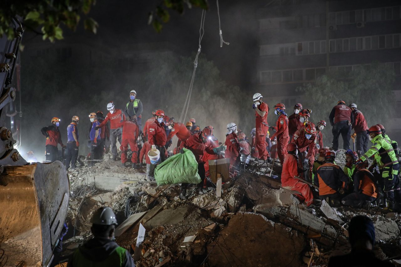 Akcja ratunkowa po trzęsieniu ziemi w Izmirze, w Turcji w 2020. (Photo by Cem Tekkesinoglu/NurPhoto via Getty Images)