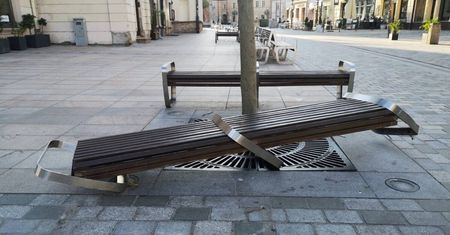 Samochód dostawczy zniszczył ławkę na deptaku