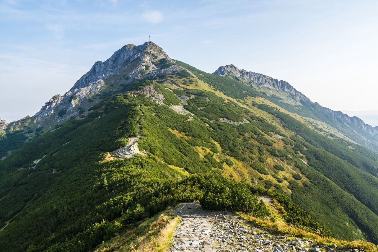 Tatry. Baner Strajku Kobiet na krzyżu na Giewoncie
