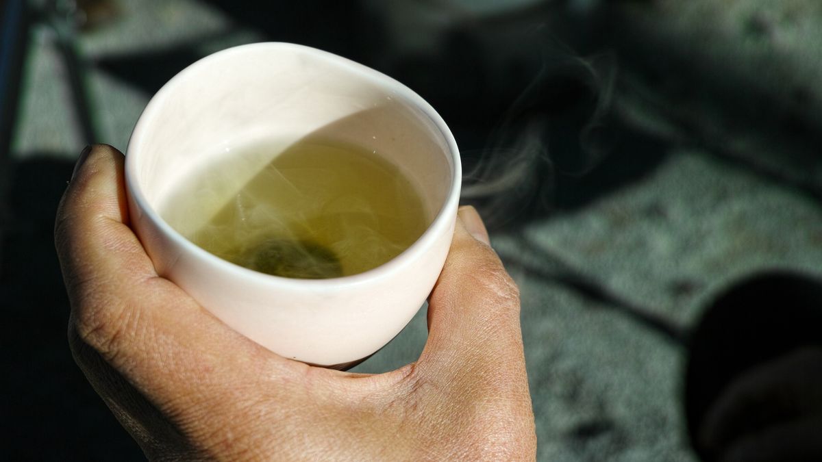 A steaming cup of healthy green tea
A steaming cup of healthy green tea
Peter Austin
food and drink, copy space, cup, drink, food, hand, morning, steam, heat - temperature, freshness, refreshment, tea - hot drink, healthy lifestyle, east asia, japanese culture, green tea