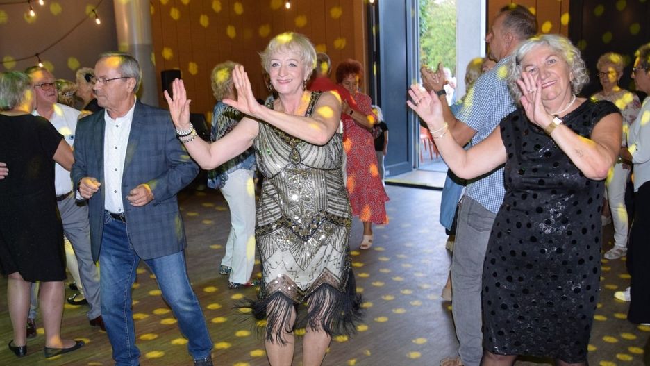 Szalone Retro Party w Zduńskiej Woli zgromadziło nie tylko seniorów
