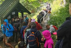 Tłumy w polskich górach. "Przeszliśmy kilka metrów w ciągu 25 minut"