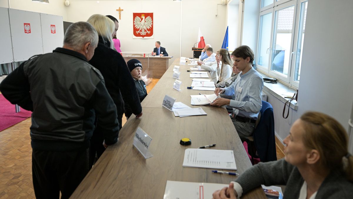 g�osowanie w wyborach prezydenta RP
G�uch�w, 18.05.2025. Wybory prezydenta RP - I tura.  G�osowanie w lokalu wyborczym w G�uchowie k. Rawy Mazowieckiej, 18 bm. Trwa g�osowanie w I turze wybor�w prezydenta RP. Do jego zako�czenia obowi�zuje cisza wyborcza. (aldg) PAP/�ukasz Szel�g
�ukasz Szel�g
g�os, g�osowa�, g�osowanie, I tura, lokal wyborczy, prezydenckie, prezydenta rp, wybory