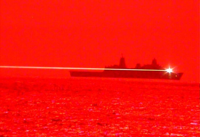 Strzał z lasera SSL-TM z pokładu USS Portland