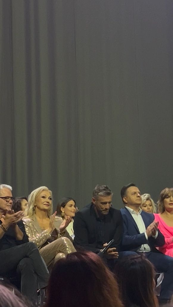 Maciej Dowbor stroi miny podczas przemówienia Elżbiety Romanowskiej