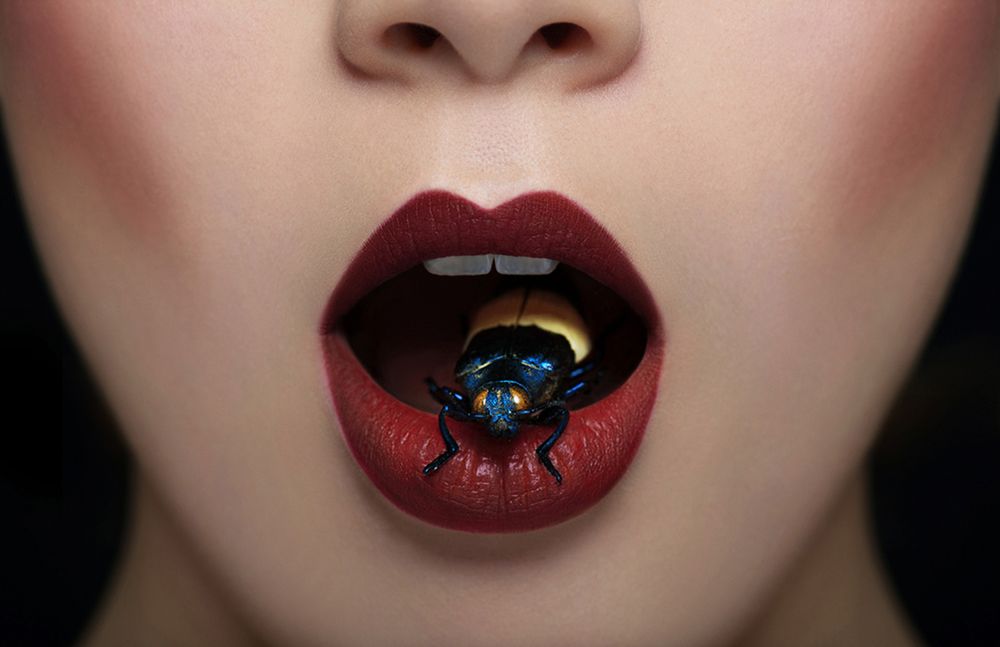Czy owady w ustach modelek to zaprzeczenie fotografii beauty?