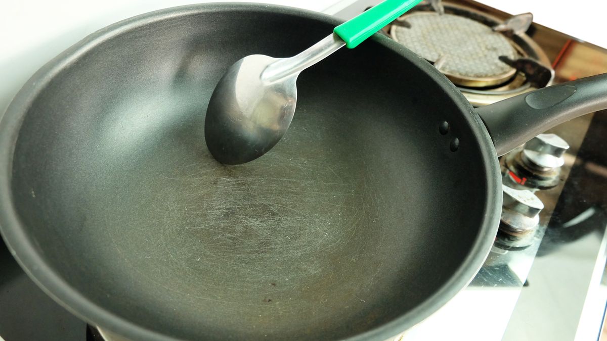 Porysowana patelnia teflonowa