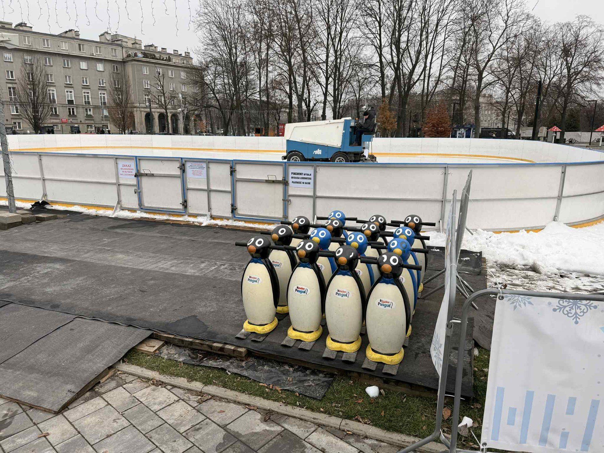 Mobilne lodowisko o powierzchni 800 m2 jest zlokalizowane jest na skwerze przed budynkiem NCK, tuż obok placu Centralnego
