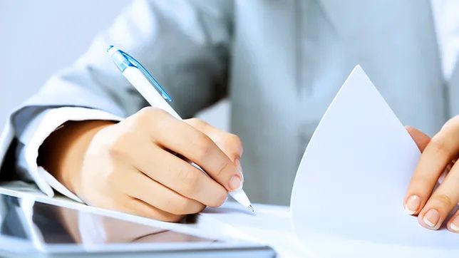 Decyzja o ograniczeniu etatów może być podjęta tylko w porozumieniu zawartym ze związkami zawodowymi lub przedstawicielami pracowników, jeśli w przedsiębiorstwie nie ma związków zawodowych.