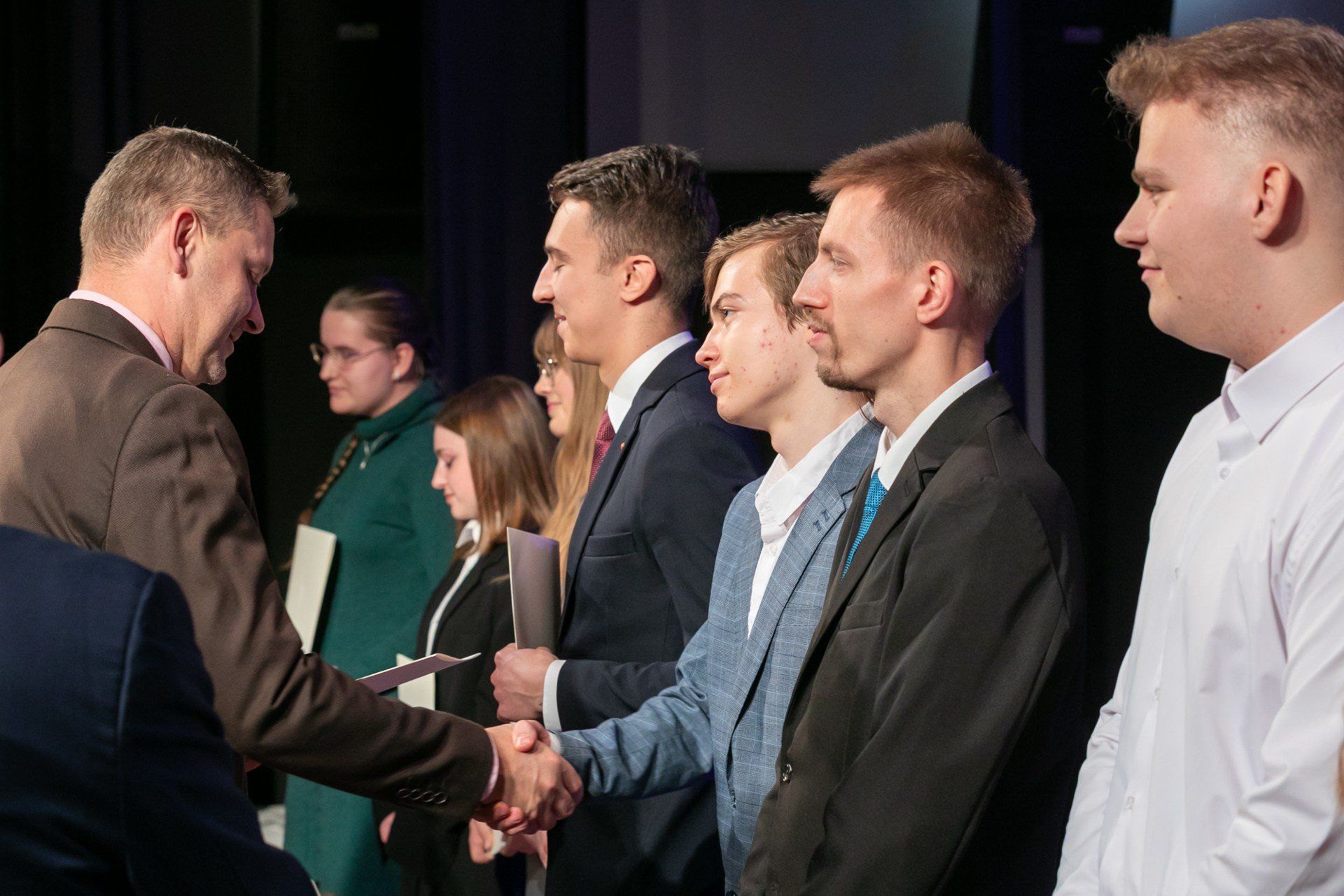 Ponad 120 uczniów szkół ponadpodstawowych z rejonu bydgoskiego odebrało stypendia Prezesa Rady Ministrów. Gala odbyła się w Pałacu Młodzieży.