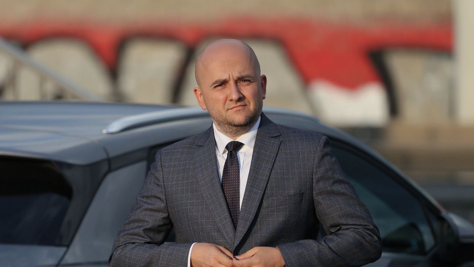 Sękocin Stary, 22.07.2025. Poseł PiS Dariusz Matecki w drodze na spotkanie prezydenta-elekta Karola Nawrockiego z klubem parlamentarnym Prawa i Sprawiedliwości, 22 bm. przed hotelem Groman w Sękocinie Starym. (ad) PAP/Paweł Supernak