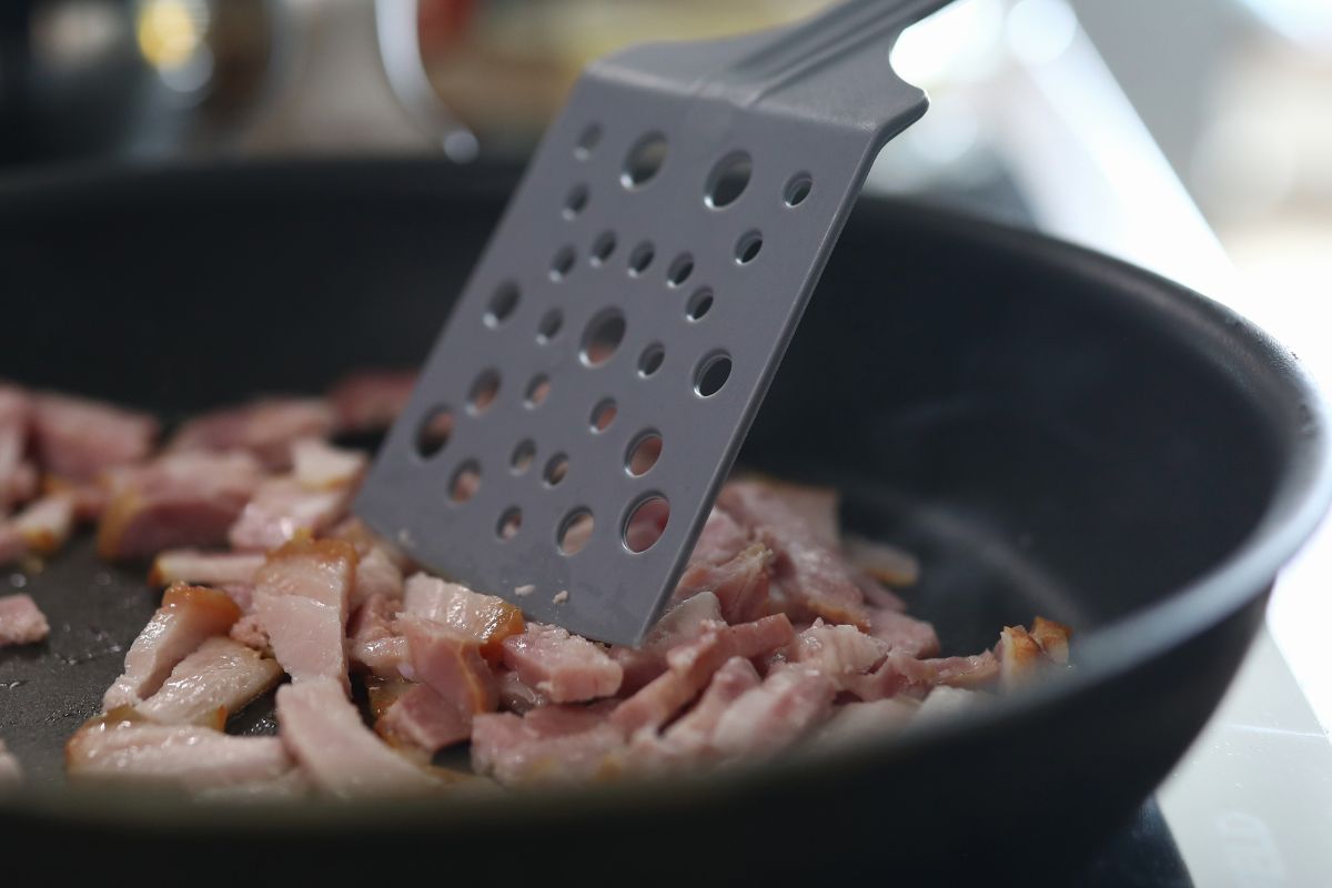 Boczek, szalotka i makaron. Ta fasolka szparagowa to coś zupełnie nowego