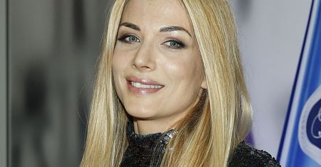 Izabella Łukomska-Pyżalska ma 43 lata i 6 dzieci. Miliarderka pozuje w kostiumie na jachcie